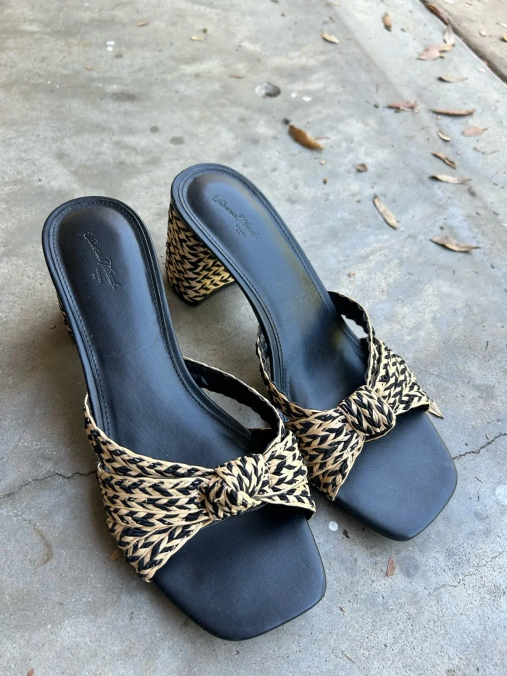 Universal Thread Heels - Picture 1 of 7